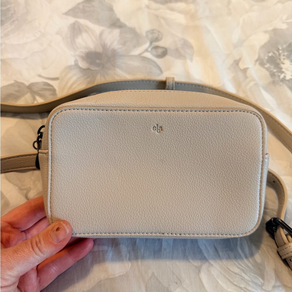 Elegant Cream Crossbody Bag - Picture 2 of 4